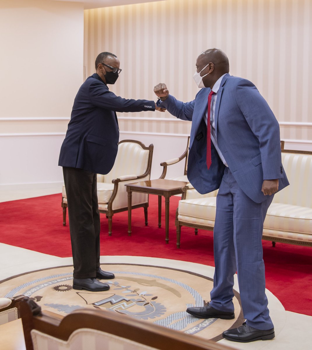 nnoryne55's tweet photo. Photos are not Concrete solutions: The man in glasses #AKUBA nakuwa ne #receipt .
Tukyalinda signature, receipt azze https://t.co/mhupAcguar