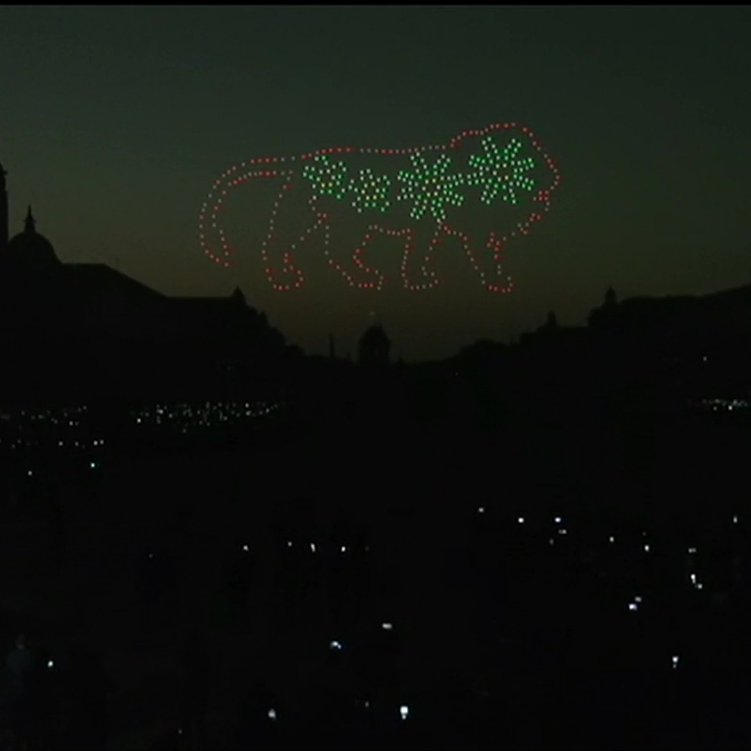 RituSolanki14's tweet photo. #MadeinIndiadrones make different formations as part of the #BeatingRetreatceremony at #VijayChowk https://t.co/Sf2Dml3c5M