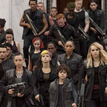 กลุ่มสองคือ Dauntless กลุ่มผู้กล้าหาญ จะทำงานอารมตำรวจทหาร ชอบเสี่ยง ไม่กลัวอะไร ใส่เสื้อผ้าสีดำ แต่งหน้าจัด พูดจาเสียงดัง แต่ไม่ได้หมายความว่าต้องเป็นขบถนะ ต้องทำตามคำสั่ง