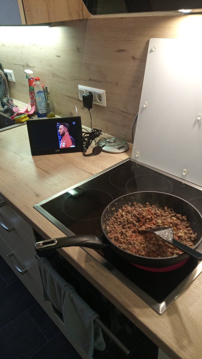 tobi180's tweet photo. Grüße an meine Freundin auf der Couch 😛✌️
Essen ist gleich fertig!
#dartzn @DAZN_DE https://t.co/BGC5UqeWLC