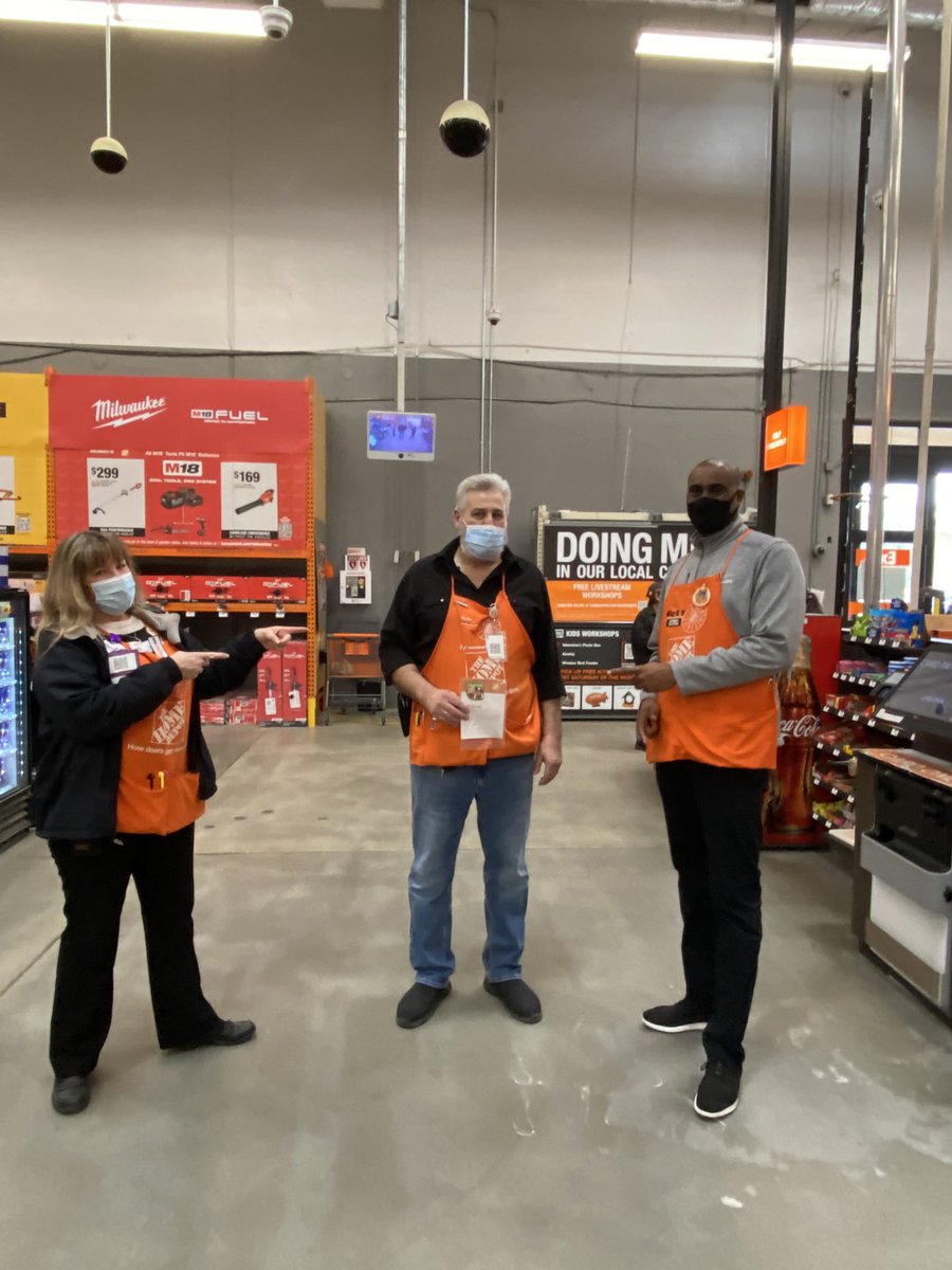 Thanks to our  DM @WardallyJ for stopping by and recognize Steve head cashier driving GET in the front end. #0262proud