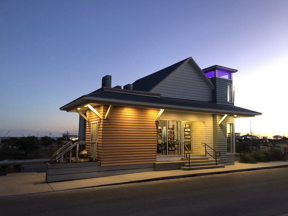 ScottNaugle2's tweet photo. End of day with sunset at Pass Books/Cat Island Coffeehouse. #PassBooks #PassChristianMS https://t.co/HQNAgzdZOC