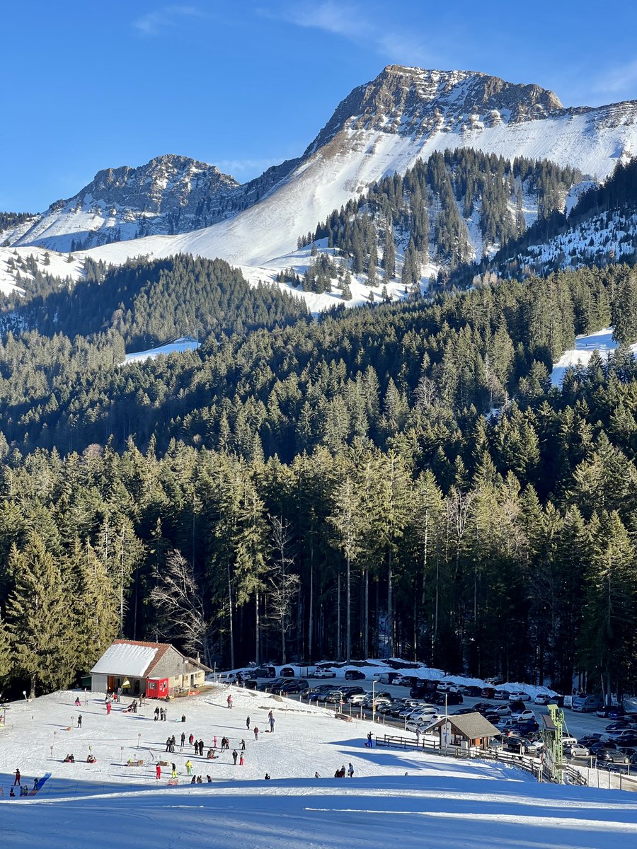 reymondin's tweet photo. La petite station à 20 min. de la maison, quand tu peux décider d’aller faire du ski en famille comme tu vas au cinéma. 🥰 #paccots https://t.co/lreQpNjrjC