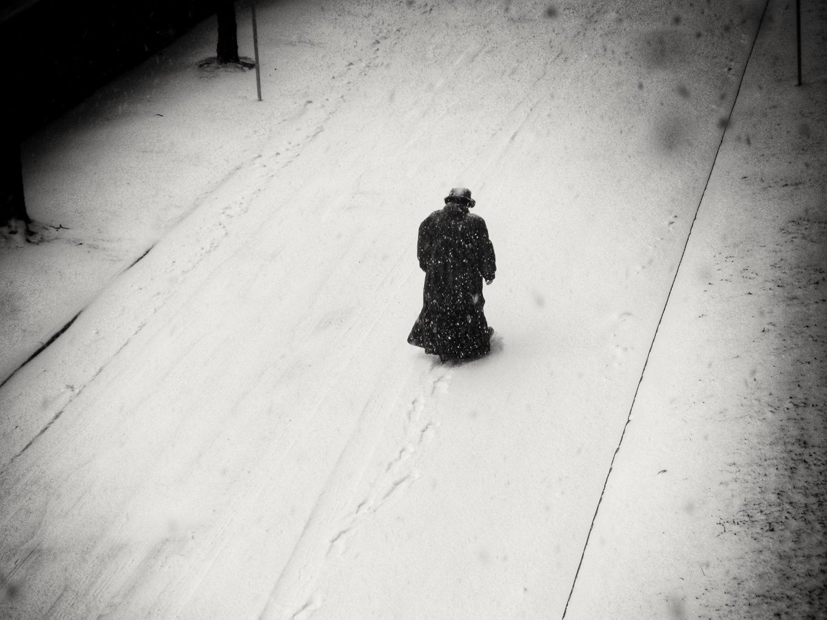 Neilochka's tweet photo. @FlakPhoto Snowing right now in NYC. https://t.co/qC2DgMP7BQ