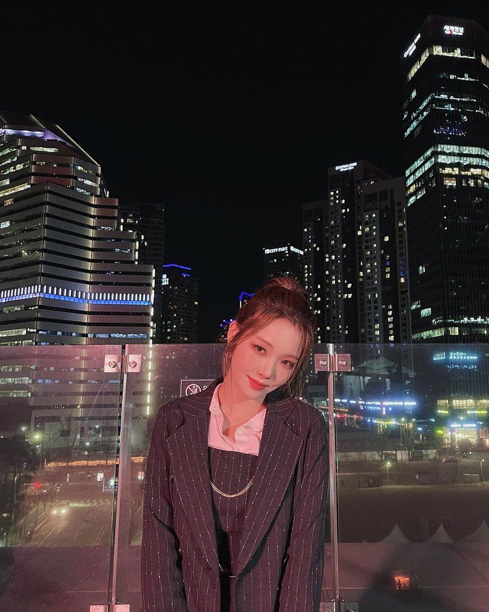 jisunest's tweet photo. I'm with this black suit (again) with white shirt decorated with a silver sparkly light to make the portrait better. Let this Saturday night bring you a great moment, flovies. https://t.co/oMHdrlLH9m