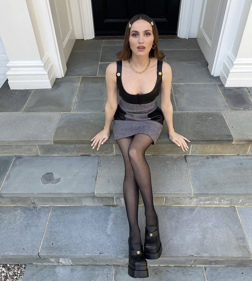 badestoutfit's tweet photo. maude apatow wearing versace https://t.co/ctksk1NBJE