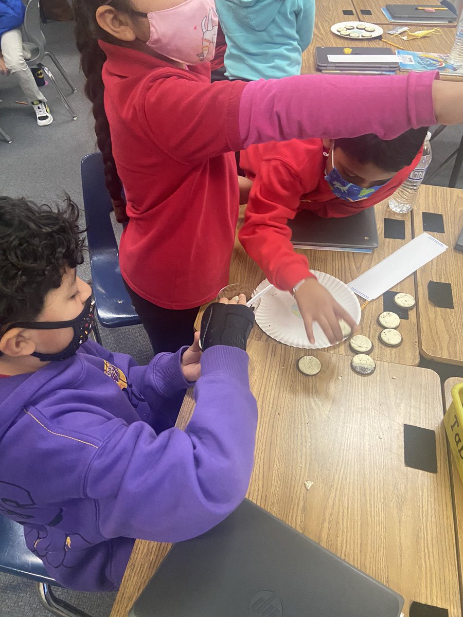 MrsConnerCFB's tweet photo. We created the phases of the moon using Oreos! #CentralLearns #CentralIsAwesome @CentralCFB https://t.co/QK8q6qR0mp