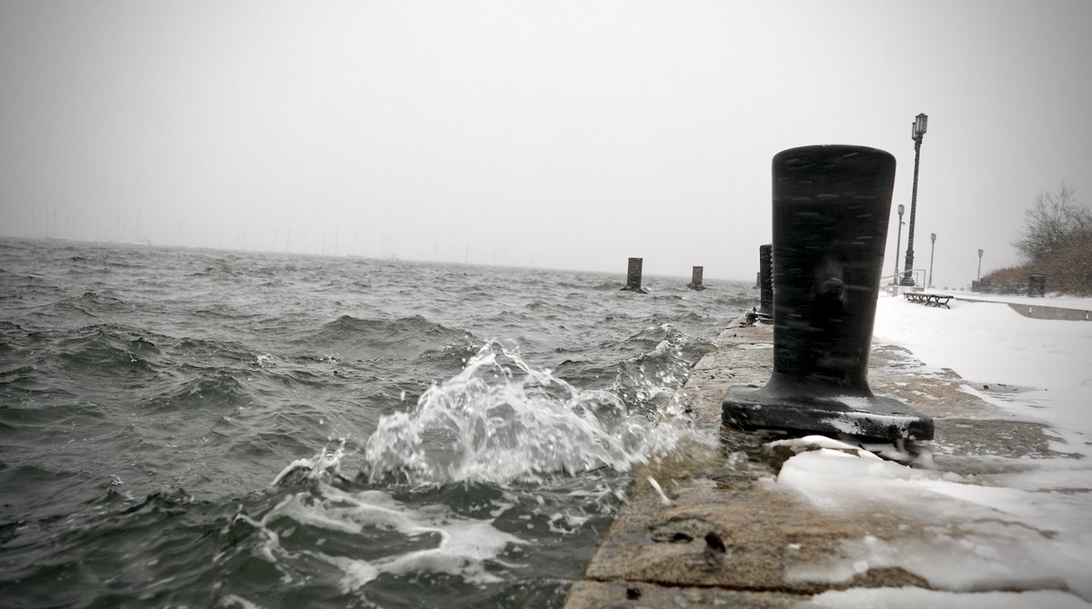 davabel's tweet image. When a blizzard hits at high tide, this is what it looks like in a new neighborhood built at sea level, on landfill, in the bullseye of rising seas. This is Boston's Seaport.