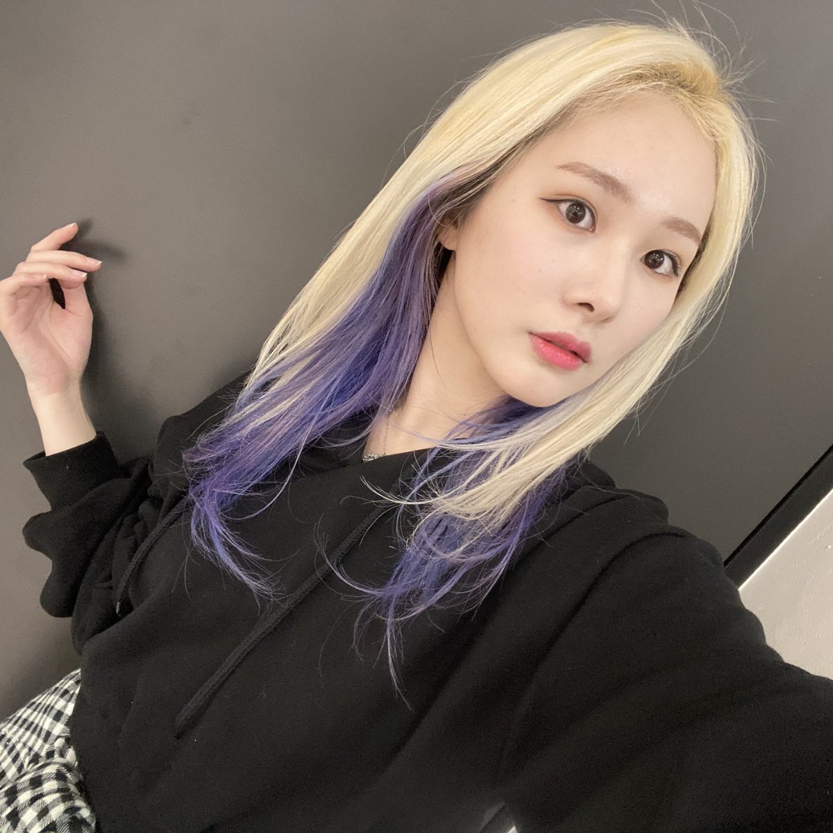 imstaywithmia's tweet photo. [ FANCAFE UPDATE #MIA] 
 
"Change your mind! ~
Ho postato queste quattro foto della cover in quattro diversi angoli. 

un po' in ritardo, ma... "

 #RETURN_OF_THE_GIRL 
#발매인사영상 #발매인사영상_EVERGLOW #EVERGLOW #에버글로우 #COMEBACK  #PIRATE #미아  #SUPPORTMIA #RESPECTMIA https://t.co/fNVzJjy0B6
