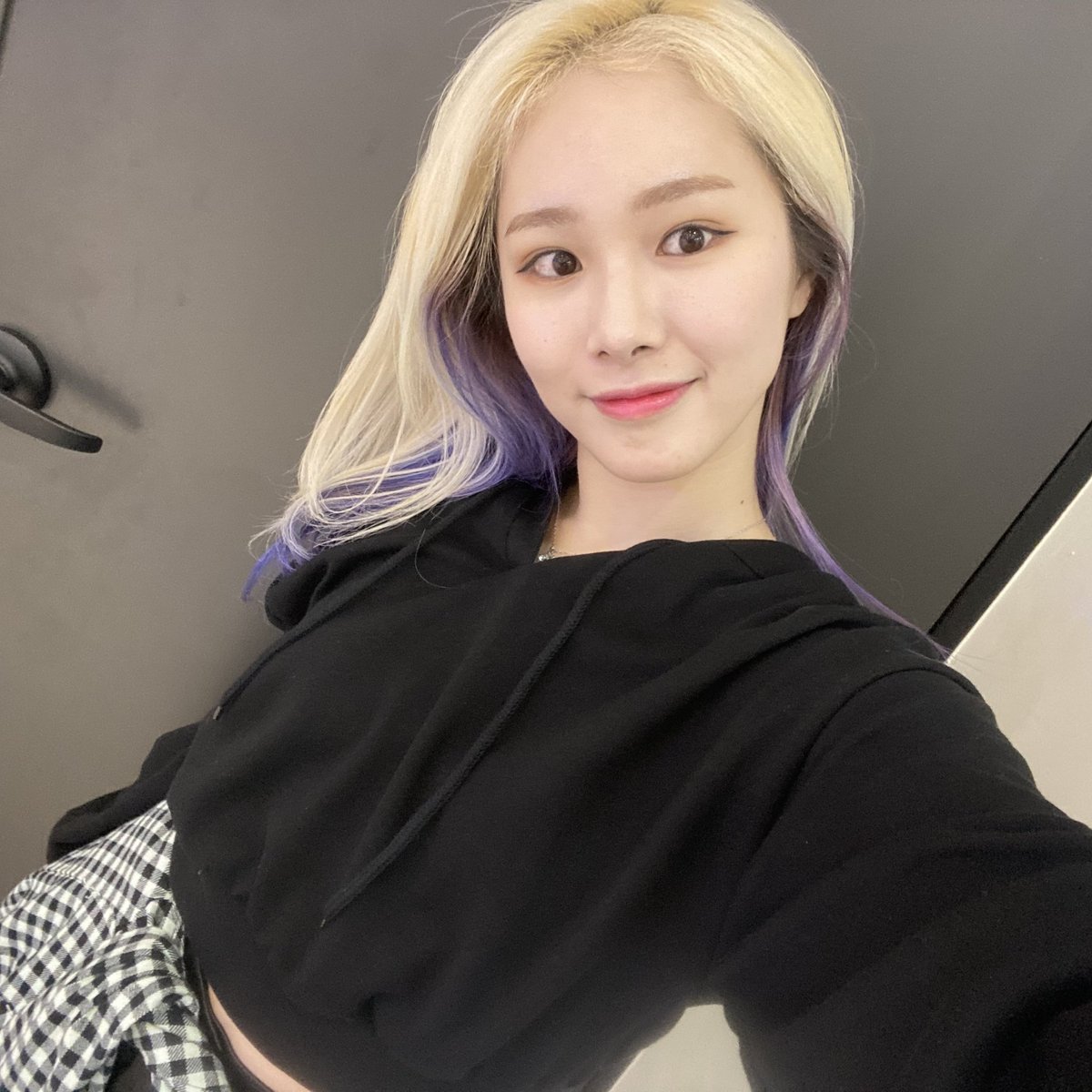 imstaywithmia's tweet photo. [ FANCAFE UPDATE #MIA] 
 
"Change your mind! ~
Ho postato queste quattro foto della cover in quattro diversi angoli. 

un po' in ritardo, ma... "

 #RETURN_OF_THE_GIRL 
#발매인사영상 #발매인사영상_EVERGLOW #EVERGLOW #에버글로우 #COMEBACK  #PIRATE #미아  #SUPPORTMIA #RESPECTMIA https://t.co/fNVzJjy0B6