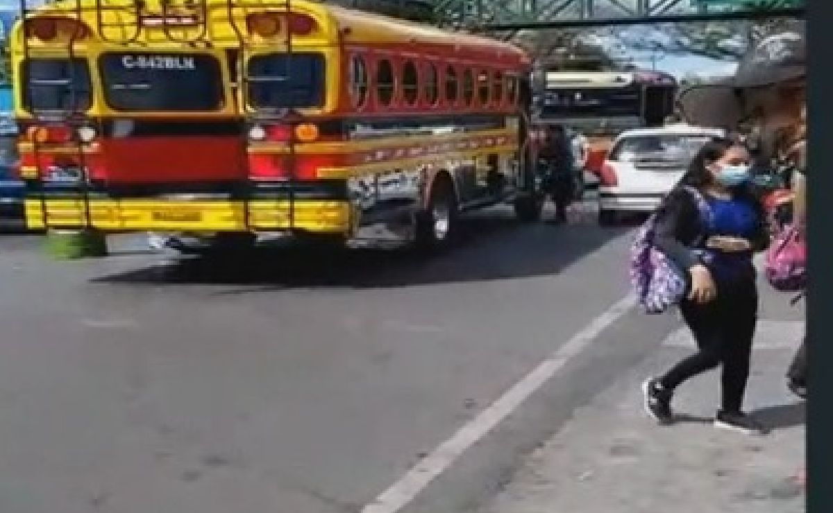 TelediarioGT's tweet photo. Conductores de buses #pelearon en calzada Roosevelt ➡ https://t.co/lunHgFAsPa https://t.co/mghbsH3LrA
