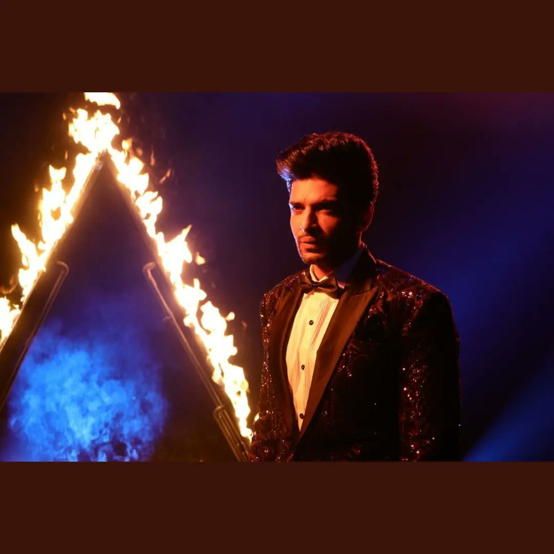 glamsham's tweet photo. Pan pana pan pandra everyone wants Karan Kundrra to win Bigg Boss 15 looking handsome in black suit to lift the trophy💥😍💜

#glamsham #KaranKundrra #KaranIsTheBoss #BiggBoss #biggboss15 #bb15trophy https://t.co/mRFd8HAmhQ
