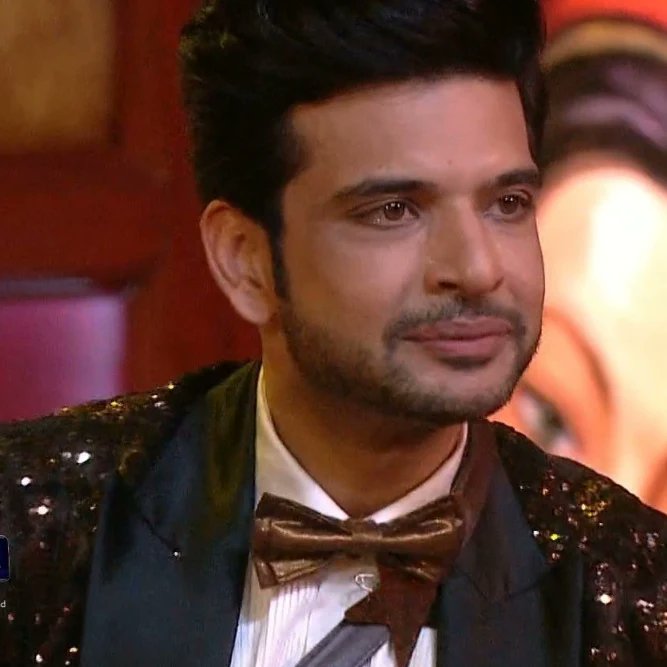 glamsham's tweet photo. Pan pana pan pandra everyone wants Karan Kundrra to win Bigg Boss 15 looking handsome in black suit to lift the trophy💥😍💜

#glamsham #KaranKundrra #KaranIsTheBoss #BiggBoss #biggboss15 #bb15trophy https://t.co/mRFd8HAmhQ