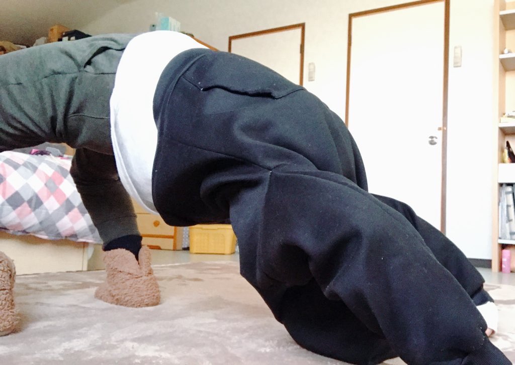 MokToshl's tweet photo. だいぶ疎遠になってるな💦
今日はブリッジの練習してました😅🤣🤣
背骨の柔軟大切……w
頭を浮かせられたら完璧😂 https://t.co/8V6aOeyMAC