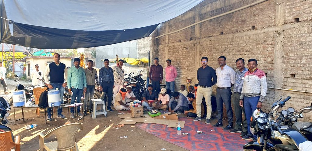 पोलीस अधीक्षक श्री.<a href="/IPS_Bachchan/">Bachchan Singh</a> यांच्या मार्गदर्शनाखाली स्थागुशाच्या पथकाने <a href="/PS_Mangrulpir/">Police Station Mangrulpir</a> हद्दीतील शेलुबाजार येथे वरली मटकाचा जुगार खेळताना मिळून आल्याने 12 इसमांना ताब्यात घेऊन 4.35 लाख रुपयांचा मुद्देमाल जप्त करत जुगार अधिनियमानुसार कारवाई करण्यात आली आहे.
#RAID
<a href="/InfoWashim/">जिल्हा माहिती कार्यालय वाशिम</a>