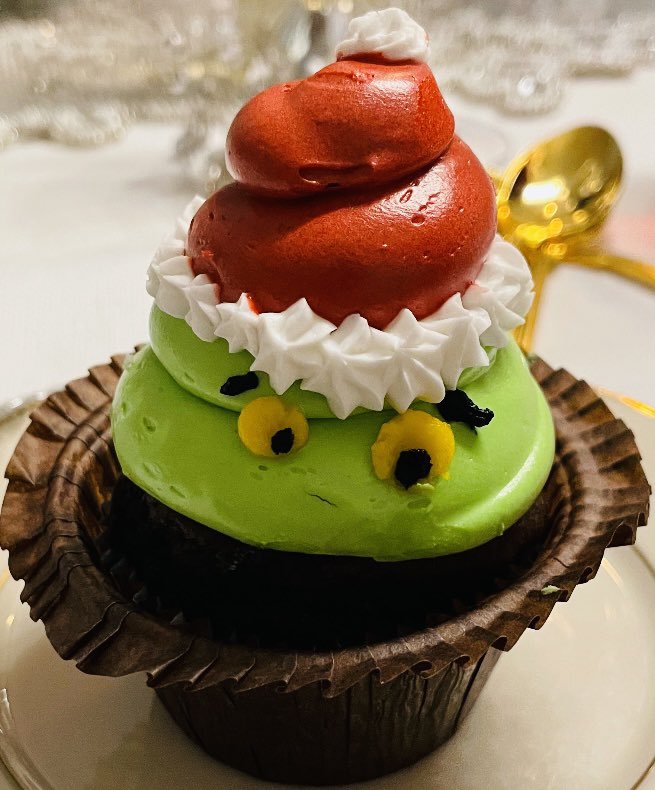 #TheGrinchCupCake #SweetTooth #PGHDesserts #EatPGH #FullOfFlavor #PureDeliciousness #TrueCooks 🧁🧁🧁👌👌👌👌