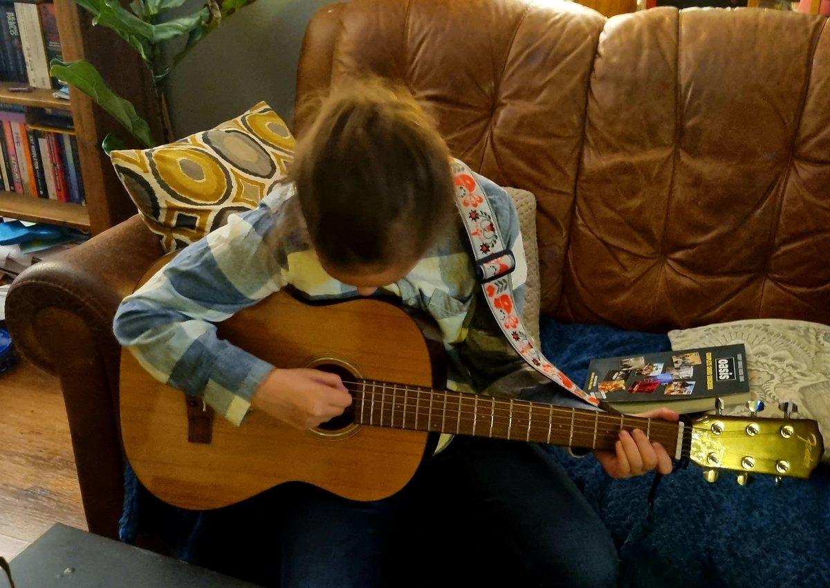 Rich_Killeavy's tweet photo. Tonight she's practising moving through G, D, Am7, C, and Em. Fingers are hurting though bless her. The first 10 years are the hardest 😊✊ #LiveForever #ProudDad #LearningToPlayGuitar https://t.co/pIfr2hTdrx