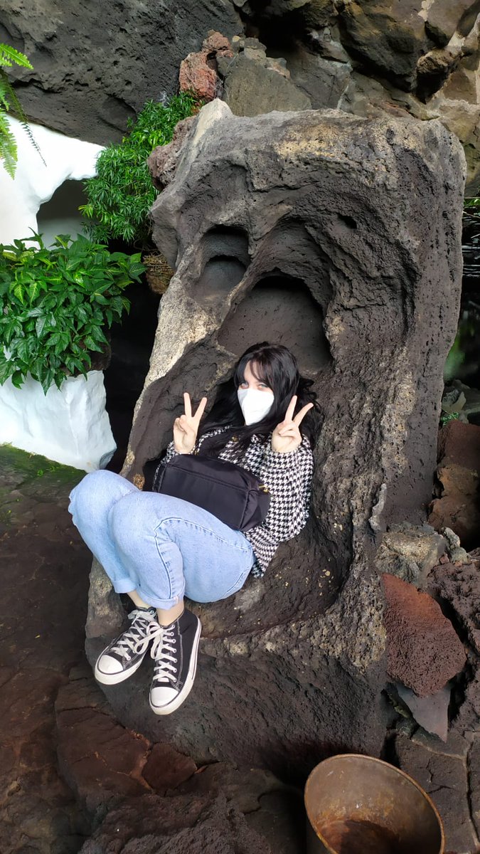 estephania1721's tweet photo. Ventajas de medir metro y medio 😅 coges tranquilamente en los huequitos de las piedras #piedrascama #lanzarote #Canarias #jameosdelagua https://t.co/vZdO6Oeaop