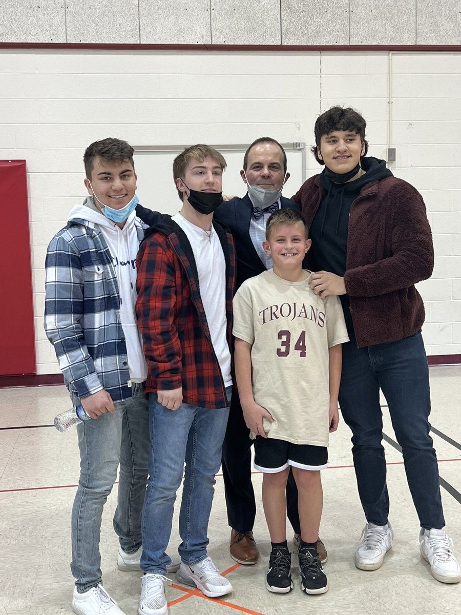 When your players take precious time out of their long weekend to show up in Western Loudoun for a youth hoops game! Y’all made Luca’s day! Thank you! 🙏🏻 <a href="/AustinWeber910/">Austin Weber</a> <a href="/bradypetitt1/">brady petitt</a> <a href="/conner_nowfel/">Conner Nowfel</a> <a href="/BWHSFootball/">Briar Woods HS Football</a>