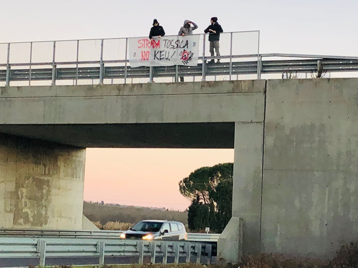 AndreaBotti12's tweet photo. #Empoli Oggi gli attivisti del Csa Intifada @crempoli hanno attaccato uno striscione sulla #429bis.
Strada tossica #Nokeu!
Bonifica subito della #SR429!
Basta veleni, difendiamo la nostra salute e il territorio.
#bastaveleni
#bonificasubito
#riseup4climatejustice
#ClimateAction https://t.co/WpiLtexidu