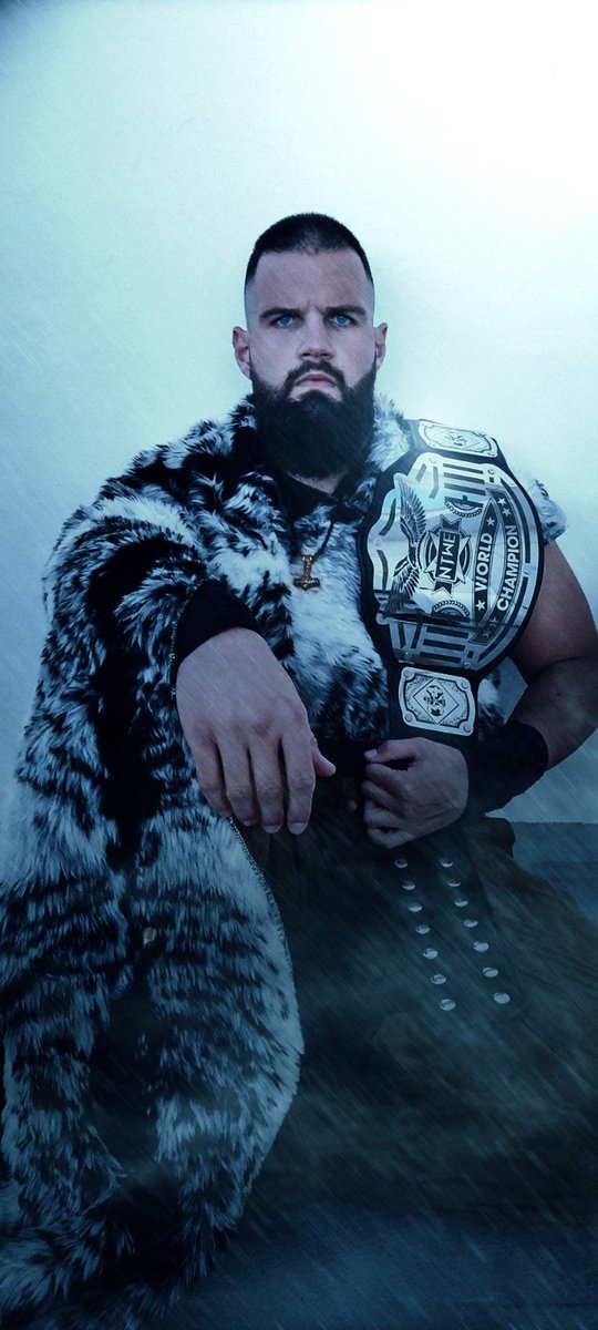 El poder solo se les da aquellos que están dispuestos a ponerse de rodillas para cogerlo.