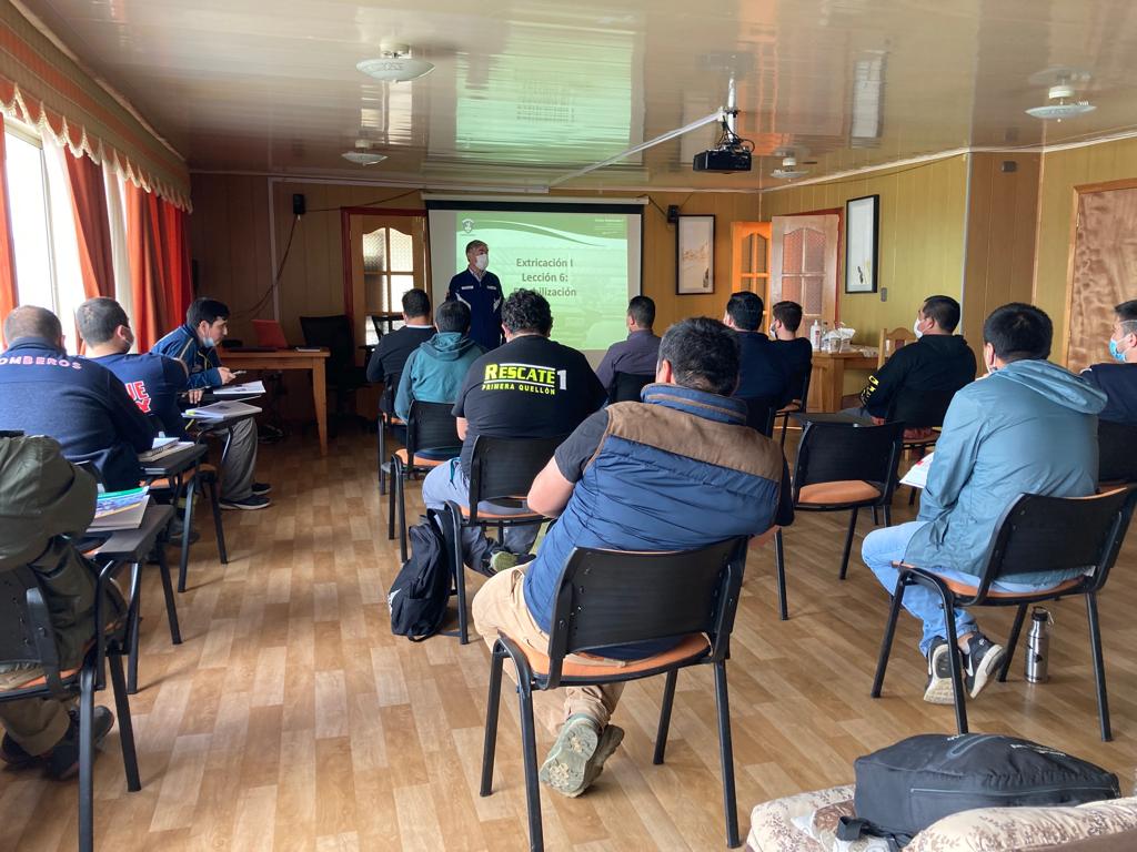ANB_LosLagos's tweet photo. 16 Bomberos del CB.Quellon,realizan el Curso de Extricacion I. @ANB_Chile @consejo10 @BOMBEROSQUELLON https://t.co/WigiffmDK7