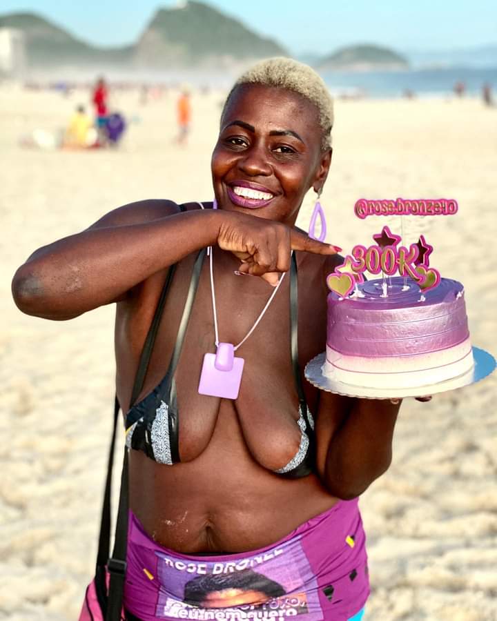 Rosebronze40's tweet photo. Para minha surpresa teve bolo de 300K, filhos! 🎂

Enquanto houver vontade de lutar haverá esperança de vencer. 🙏🏽

CHAMA A ROSE...🔊🔊🔊 https://t.co/szj6IuyJV4