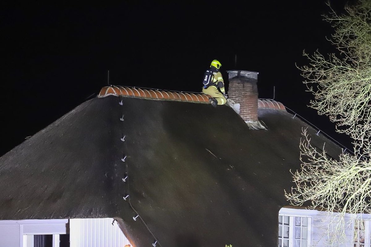 Posthelvoirt's tweet photo. Uitruk: 05

📆 28-01-2022
⏱ 20:04 uur
📭 Guldenberg Helvoirt
📟 P 1 BOB-01 BR woning (schoorsteen) Guldenberg Helvoirt
🚒 21-1941 🚒 21-1961 🚒 21-2051 🚒 21-0094 🚒 07-4261 🚒 Bus

ℹ️ Schoorsteenbrand in woning met rieten kap

Samen met collega’s van post Elst de klus geklaard. https://t.co/AoHelivVyn