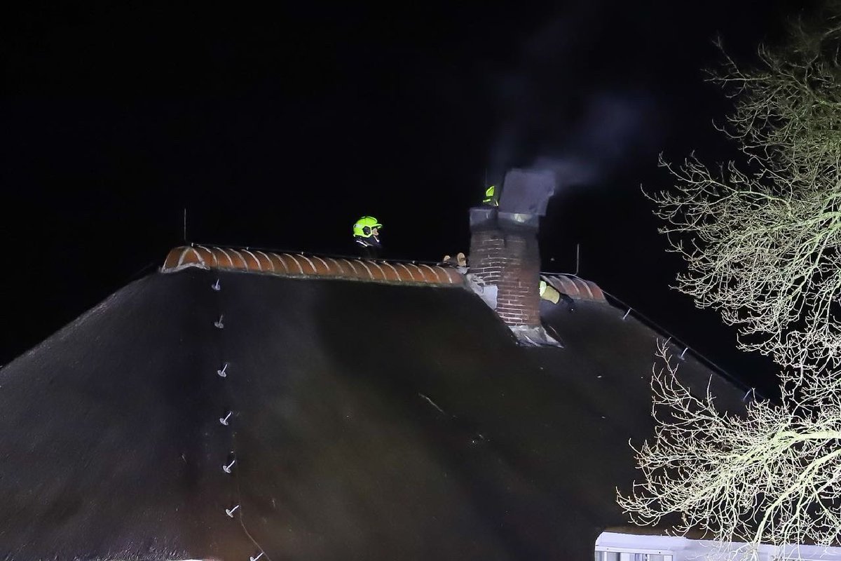 Posthelvoirt's tweet photo. Uitruk: 05

📆 28-01-2022
⏱ 20:04 uur
📭 Guldenberg Helvoirt
📟 P 1 BOB-01 BR woning (schoorsteen) Guldenberg Helvoirt
🚒 21-1941 🚒 21-1961 🚒 21-2051 🚒 21-0094 🚒 07-4261 🚒 Bus

ℹ️ Schoorsteenbrand in woning met rieten kap

Samen met collega’s van post Elst de klus geklaard. https://t.co/AoHelivVyn