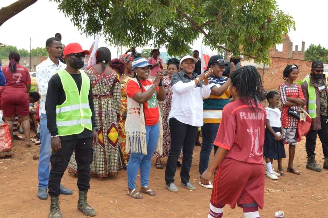 RizikiMaryse's tweet photo. Une journée agréable avec les mamans de l'UNC HK, félicitations à  l'IFF/HK @NKilufya et à toute son équipe @VitalKamerhe1 @BillyKambale1 @franck_tag @EtoyiFidele @MUDEKEREZAPatr1 https://t.co/Tja44kvy4K