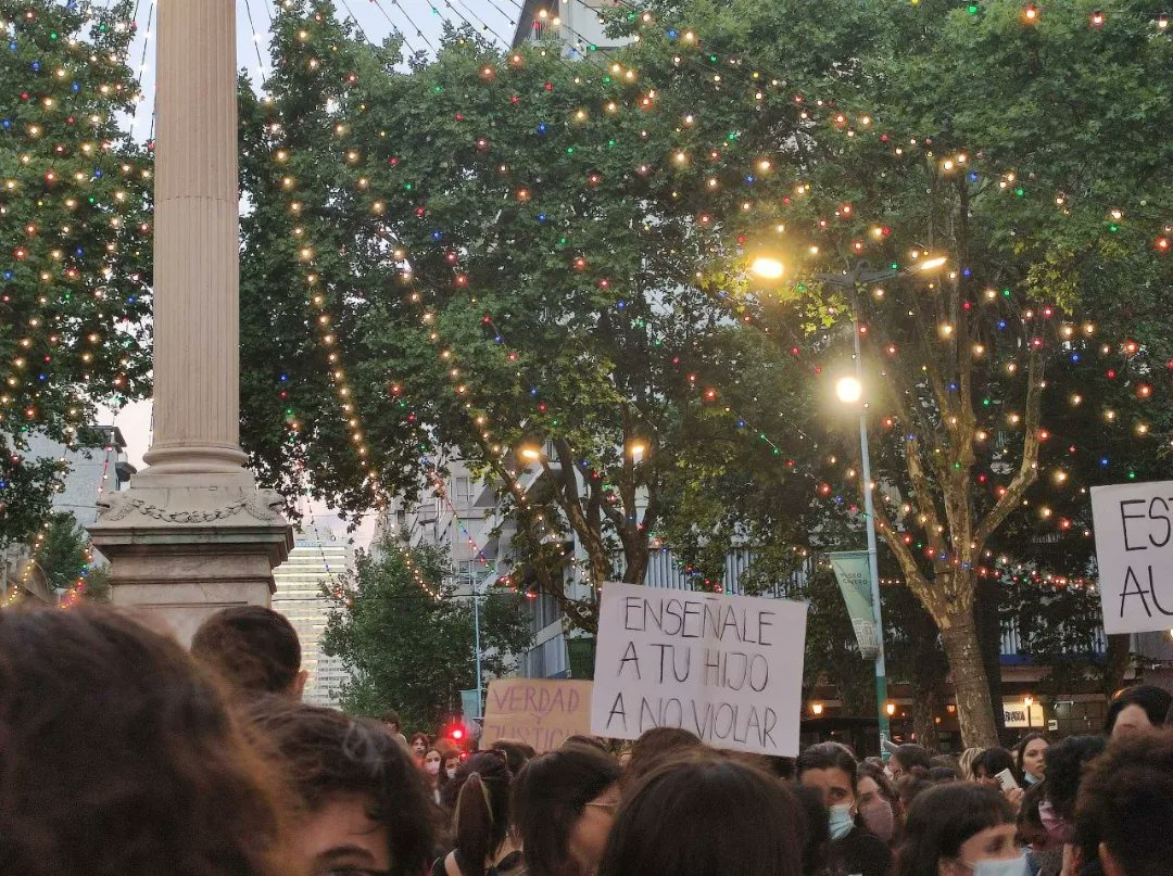 MujerySaludUru's tweet photo. ✊🏽🔥#kearda
✊🏽🔥El viernes 28 volvimos a salir a las calles de todo el país movilizadas por la rabia, empujadas por el espanto y unidas por el abrazo feminista.
✊🏽🔥No soportamos más vivir en una sociedad que reproduce la cultura de la violación.
📸@purabarbarie https://t.co/H0PjCrInaM