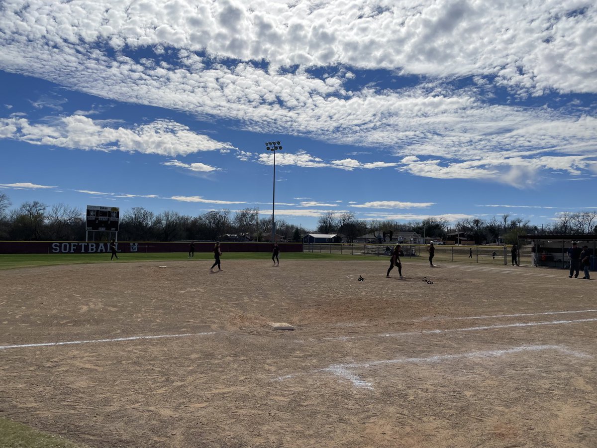 UHSProud's tweet photo. It softball season at UHS.  Ladies doing well! ⁦@LoboUvalde⁩ ⁦@Uvalde_CISD⁩ https://t.co/lVqs4gQU3k