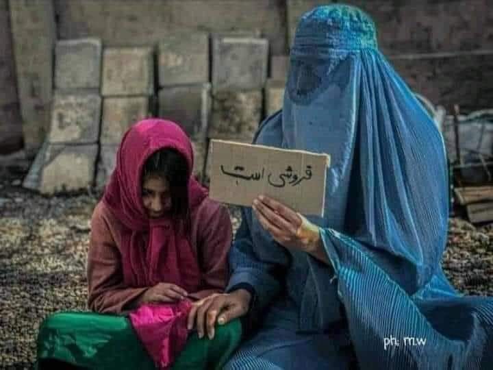 FarhangGz's tweet photo. You know what is written in the piece of carton in her hand? Written that "This little kid is for selling". https://t.co/uldCAfGtOV https://t.co/rEgejHBrAV