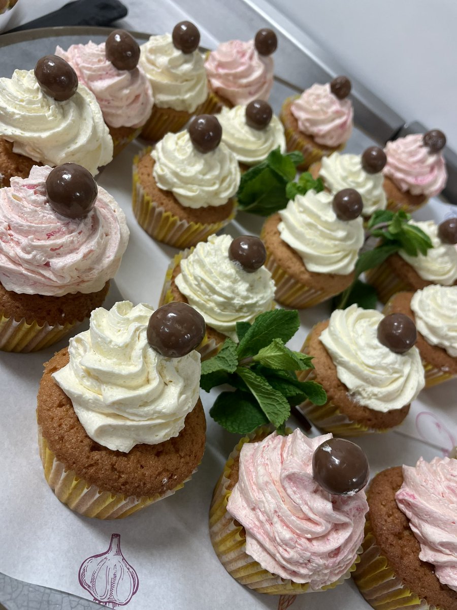 It’s all about the cupcake 🧁 <a href="/HoweHolroyd/">Holroyd Howe@ John Lyon</a> <a href="/JonnyNorie/">Jonny Norie Pileckis</a> <a href="/timo7477/">Tim Wright</a>