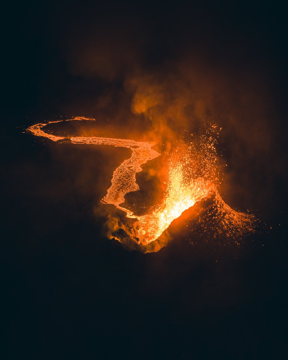 thrainnko's tweet photo. Running towards towards the ocean. That would probably have been my third peak experience of the whole eruption, if that had happened. See below for the first two. #iceland https://t.co/ISATBmfdSJ