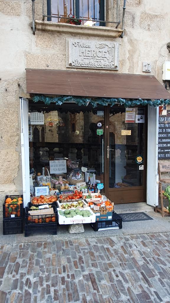 Esto es una frutería en Mondoñedo, un pueblito en la provincia de Lugo, Galicia, hoy a la tarde. Está cerrada pero las cosas quedan afuera. Esas cosas me siguen sorprendiendo. Hoy cumplimos dos años acá. Saludos a todos.