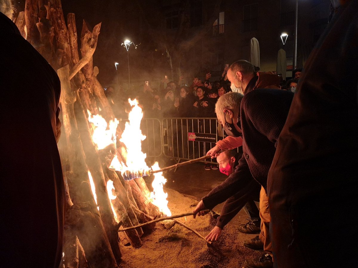 ERCbcn's tweet photo. 🔥🔥 Avui es tornen a encendre els Foguerons de Sant Antoni de la Pobla a Gràcia!

Fa 30 anys que els carrers i les places de la Vila s’omplen de música, foc i ball per celebrar aquesta festa tradicional mallorquina 🎉. https://t.co/kbmpyVarZV