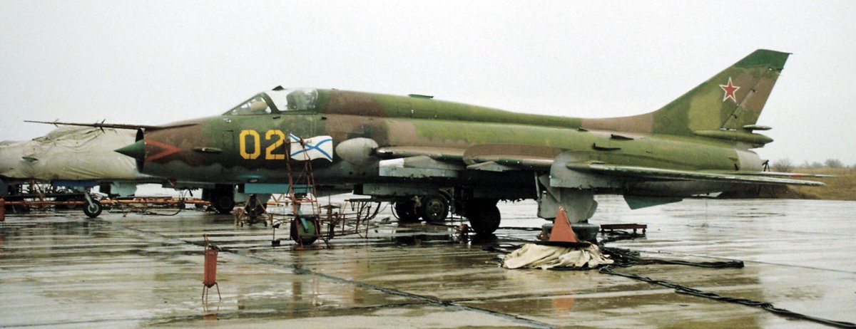 Fighting_Fitter's tweet photo. After the fall of the USSR, Russian naval aviation inherited the Soviet Navy’s fleet of Su-17M3s, based in Ukraine and later russia, the around 36 remaining fitters served on until 1995, replaced by Su-24s. #Su17M3 #SukhoiFitter #Sovietnavalaviation https://t.co/IrREJ7TH8y