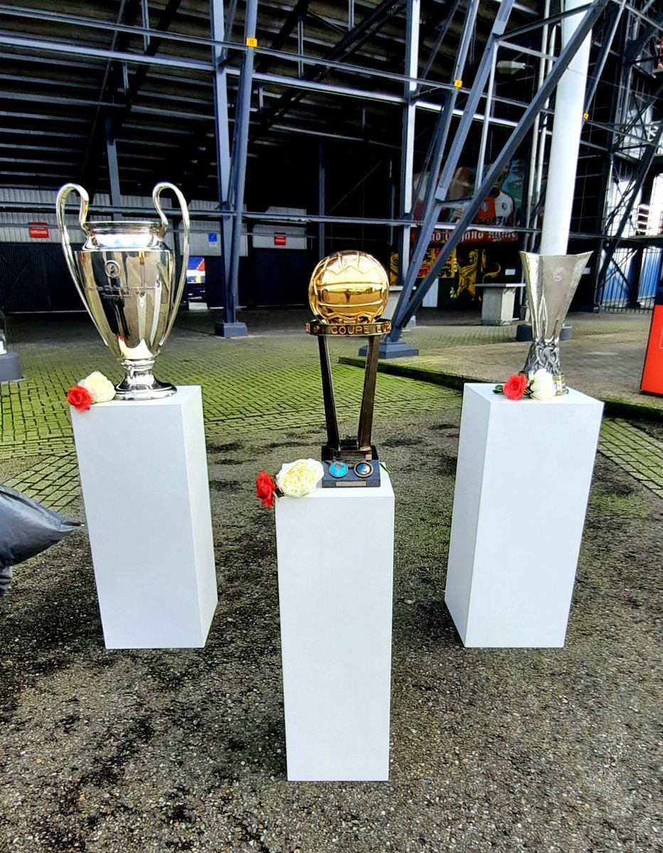 Speciaal als Eerbetoon aan Wim Jansen zijn de Trofeeën neergezet langs de route in De Kuip.

#RustzachtWimJasen