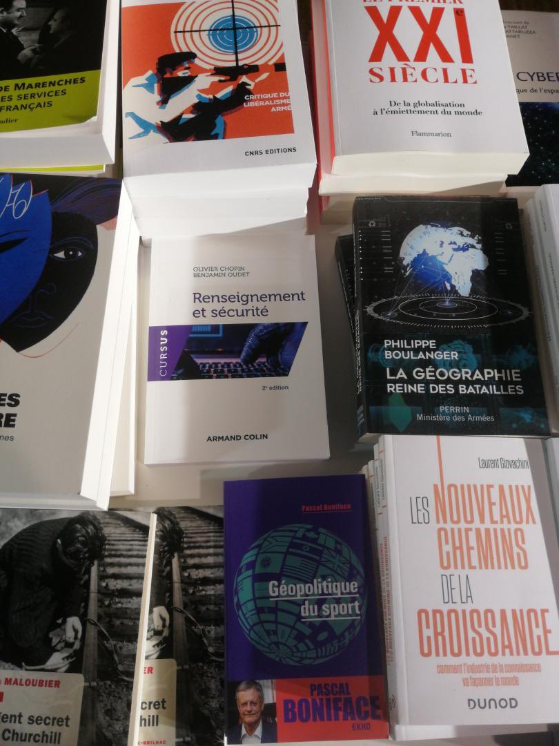 ALERTE ! Il ne reste qu’un exemplaire de Renseignement et sécurité à l’espace livre de la #FabriqueDefense 😇