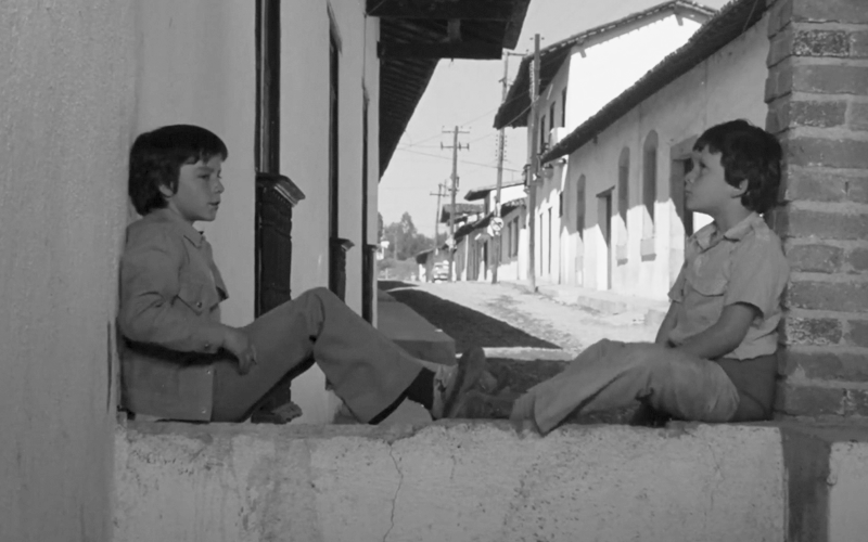 imcine's tweet photo. Noche de domingo, se nos antojó volver a ver 'Matinée', la deliciosa road movie de Jaime Humberto Hermosillo. 🚗🚂🔫
Estamos en @filminlatino, ¿nos acompañan? 🤗
https://t.co/9Jg9qwpPf9
#EsTuCine
#VeamosLoNuestro https://t.co/KEn1ogCP48