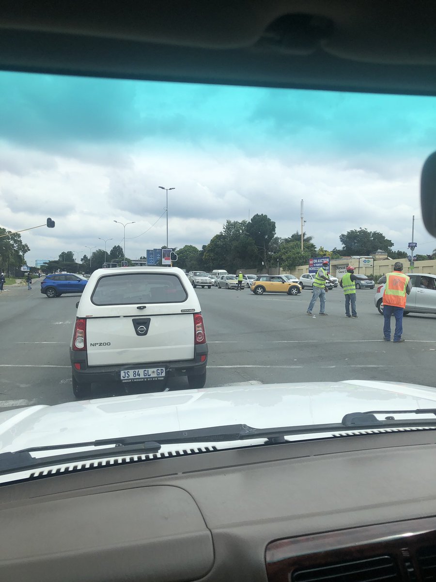 TasneemJamie's tweet photo. @JoburgMPD @Abramjee @carteblanchetv @Devi_HQ @ewnupdates robots at william nicol &amp; Leslie in fourways been out for more than 1 month, manned &amp; controlled by 11 beggars , soliciting cash from motorists , when will @JoburgMPD take action https://t.co/us4LZsHDQi