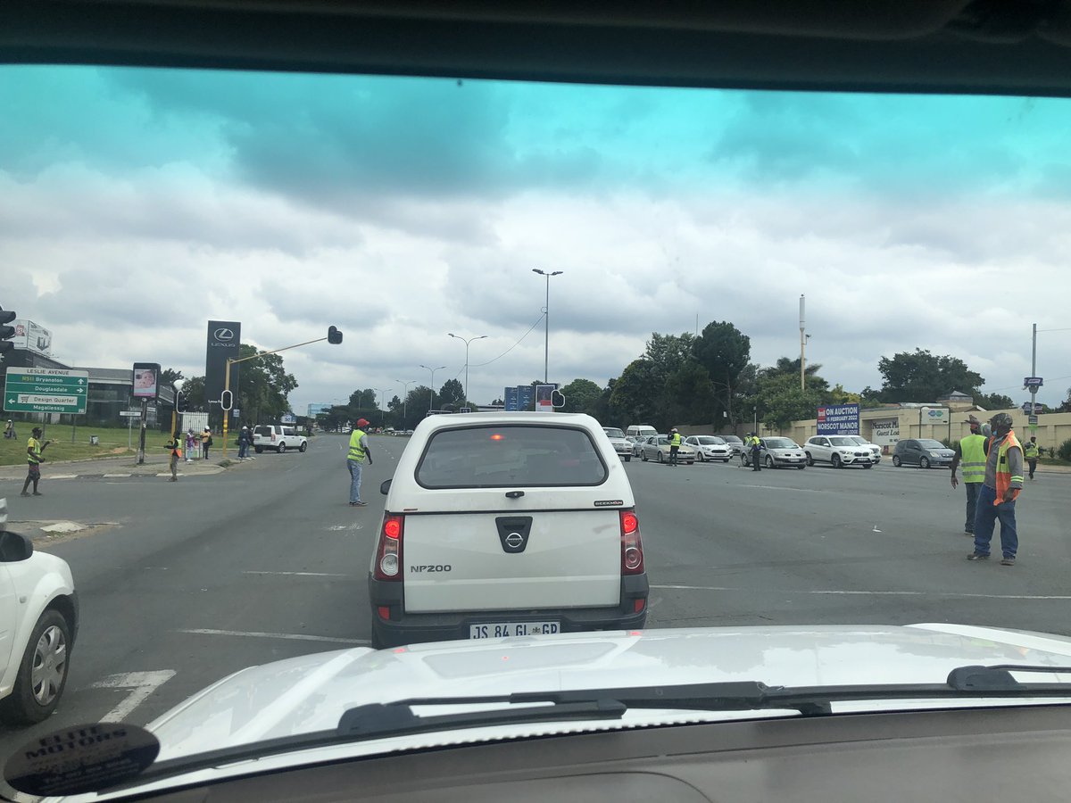 TasneemJamie's tweet photo. @JoburgMPD @Abramjee @carteblanchetv @Devi_HQ @ewnupdates robots at william nicol &amp; Leslie in fourways been out for more than 1 month, manned &amp; controlled by 11 beggars , soliciting cash from motorists , when will @JoburgMPD take action https://t.co/us4LZsHDQi