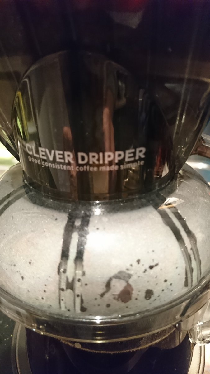 IamnotaBarista1's tweet photo. クレバーさん、お久しぶりです!という訳で久々の #cleverdripper は後入れ式で。
しっかり全体にお湯がいってます。さすがクレバーさん(°Д°)
(※挽き目細かすぎるのは失敗したものを引き取ったからです) https://t.co/4cimkK6KvZ