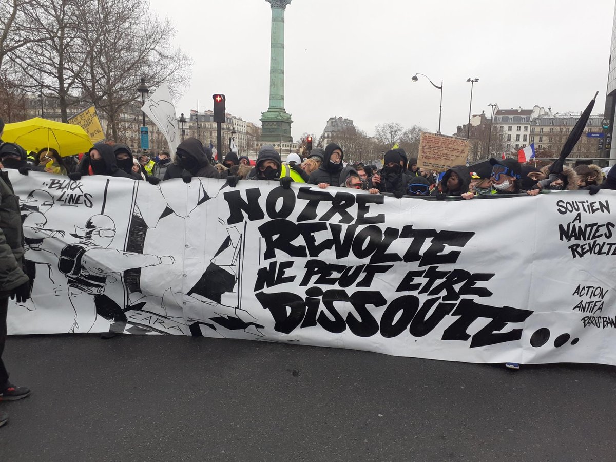 ContreAttaque_'s tweet photo. DES SOUTIENS DU CORTÈGE PARISIEN

Aujourd'hui : nouveau samedi de manifestations. À Paris, le collectif Black Lines nous régale encore d'une belle banderole rappelant que "Notre révolte ne peut être dissoute" !

#OnNeDissoutPasLaRévolte #Manifs29Janvier https://t.co/ZT5ghlY4UT