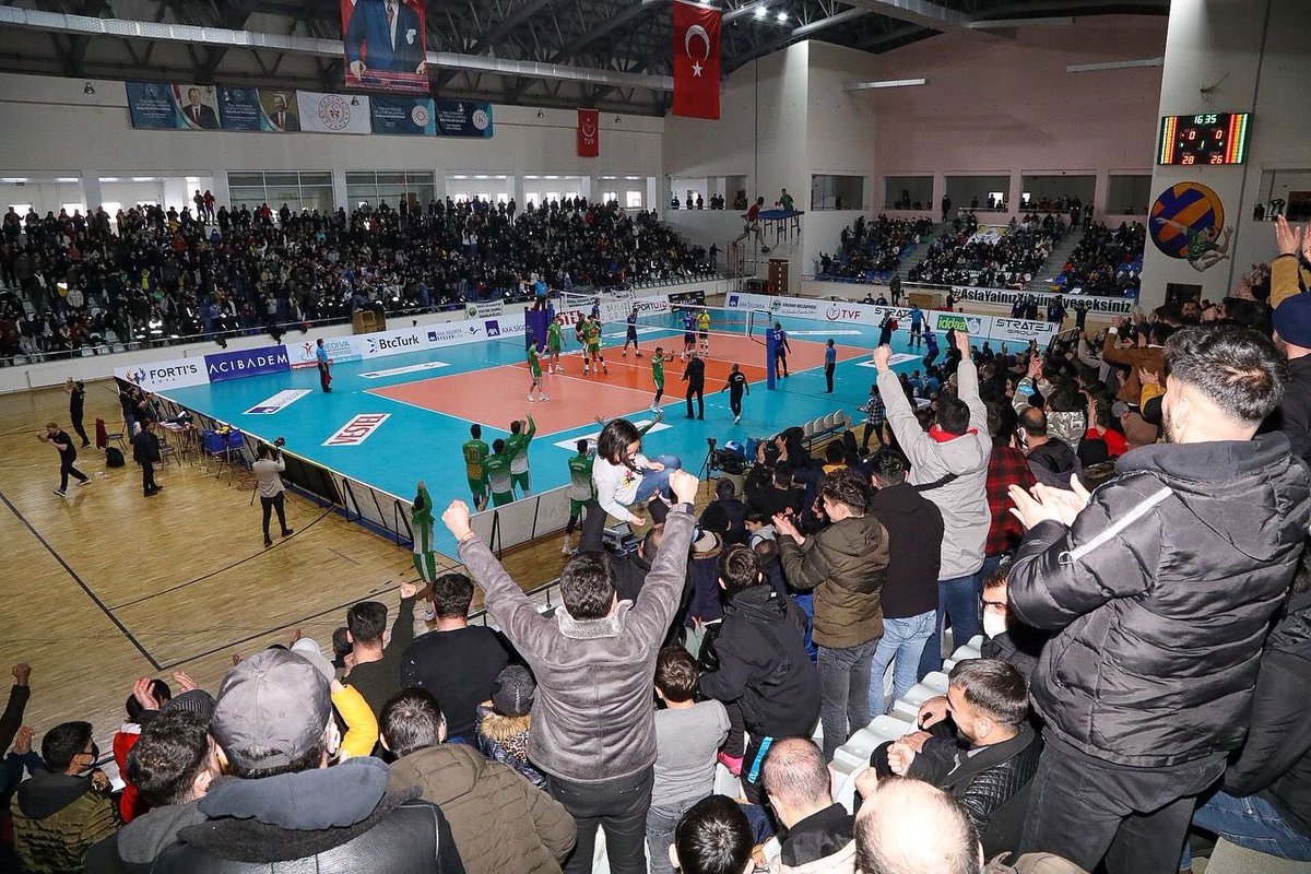 AXA Sigorta Efeler Liginde
konuk ettiği Fenerbahçe HDI Sigorta Spor’u 3/1 mağlup eden temsilcimiz Bingöl Solhan Spor’u canı gönülden kutluyor, başarılarının devamını diliyorum.
#TebriklerTakım