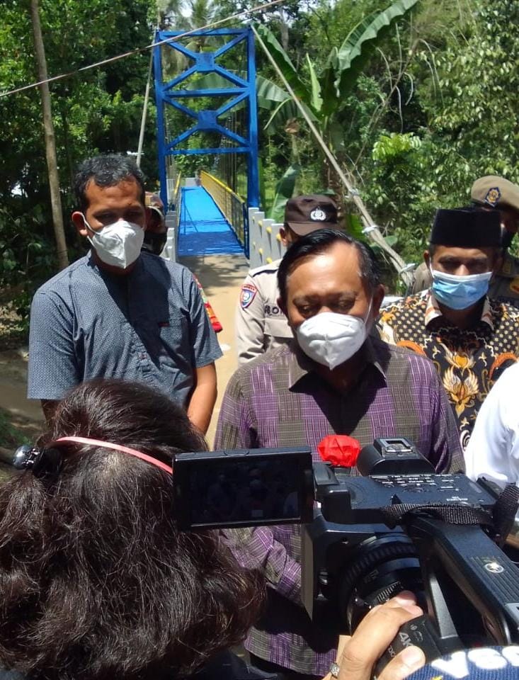 kirdiat's tweet photo. Alhamdulillah peresmian jembatan ASA ke 27 di perbatasan Rumpin dan Parung Panjang Kabupaten Bogor telah selesai. Semoga bermanfaat dan berkah... Aamiin. #JembatanAsa #JembatanGantung #1000JembatanUntukNegeri #RelawanKampung https://t.co/hSDtaIXWck