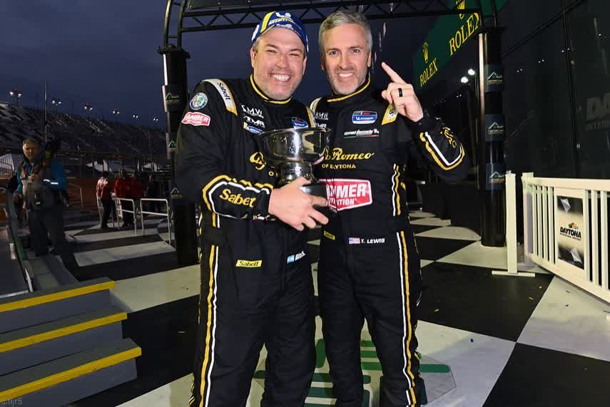 Corazondef1's tweet photo. 🛑 EYYYEEEE YEE QUE NO PARE LA FIESTA 🎶🎶🎶🎶
#RoyBlock 🇦🇷🇺🇲 #TimLewisJr
Ganadores @DAYTONA 2022 #IMSA
#MichelinPilotChallenge 🏆 (TCR)
Con Alfa Romeo https://t.co/UogFmDkRAR