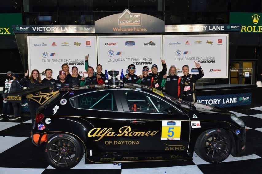 Corazondef1's tweet photo. 🛑 EYYYEEEE YEE QUE NO PARE LA FIESTA 🎶🎶🎶🎶
#RoyBlock 🇦🇷🇺🇲 #TimLewisJr
Ganadores @DAYTONA 2022 #IMSA
#MichelinPilotChallenge 🏆 (TCR)
Con Alfa Romeo https://t.co/UogFmDkRAR