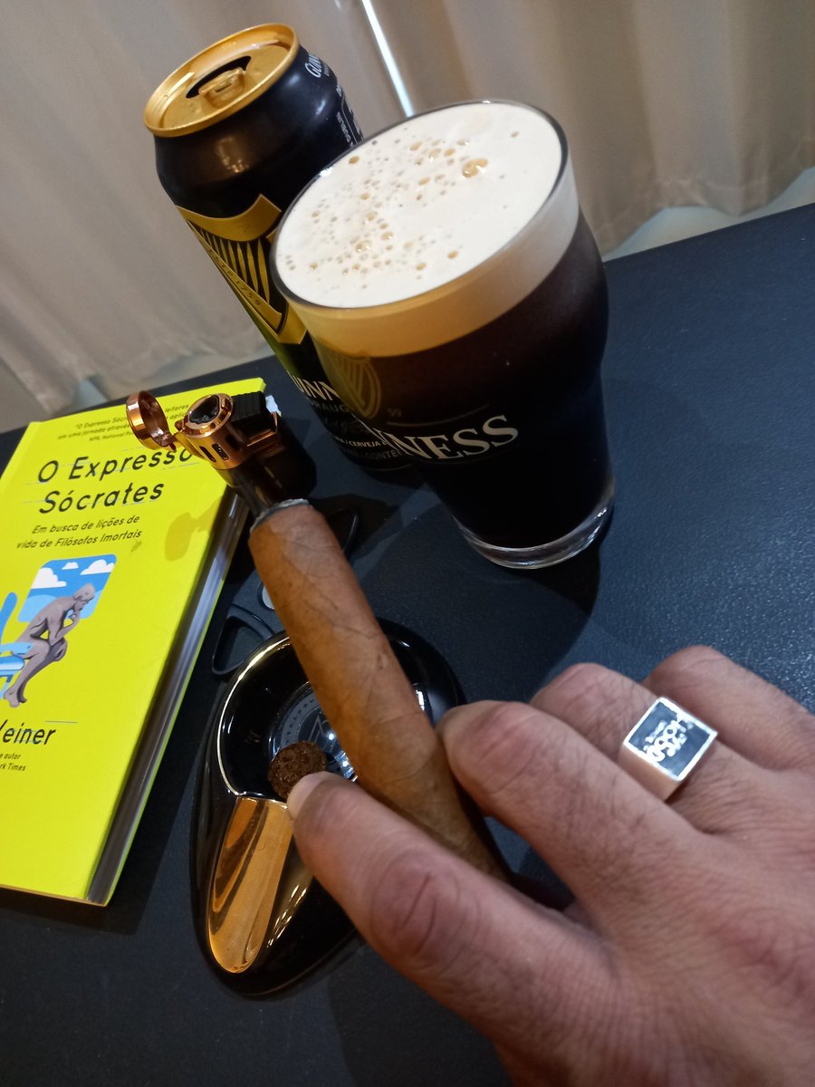 DrJorgeEmerson1's tweet photo. Tudo isso, ao som de Chet Baker 🎺
Um ótimo fim de semana!
#guinness #philosophy #cigars #chatbaker #solitude  #selbelonging https://t.co/uZUTp4T2EH
